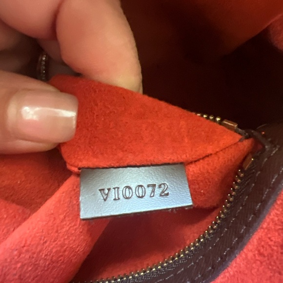 🔥🔥LV TRIANA Damier Amazing Condition!!! - Picture 3 of 15